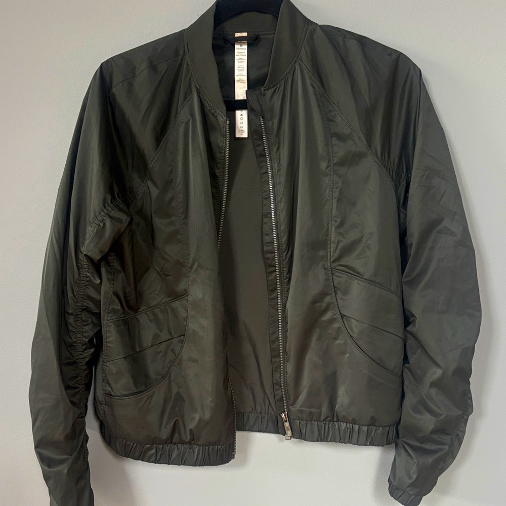 Lululemon black weather resistant bomber black size 6 CA 35801 RN 106259
